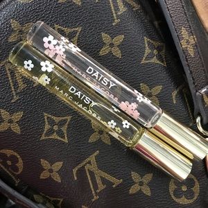 “Daisy”🤩 by “Marc Jacobs”